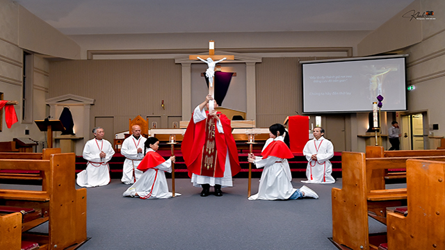 Thứ Sáu Tuần Thánh – Nghi Thức Suy Tôn Thánh Giá tại Giáo Đoàn Anrê Phú Yên